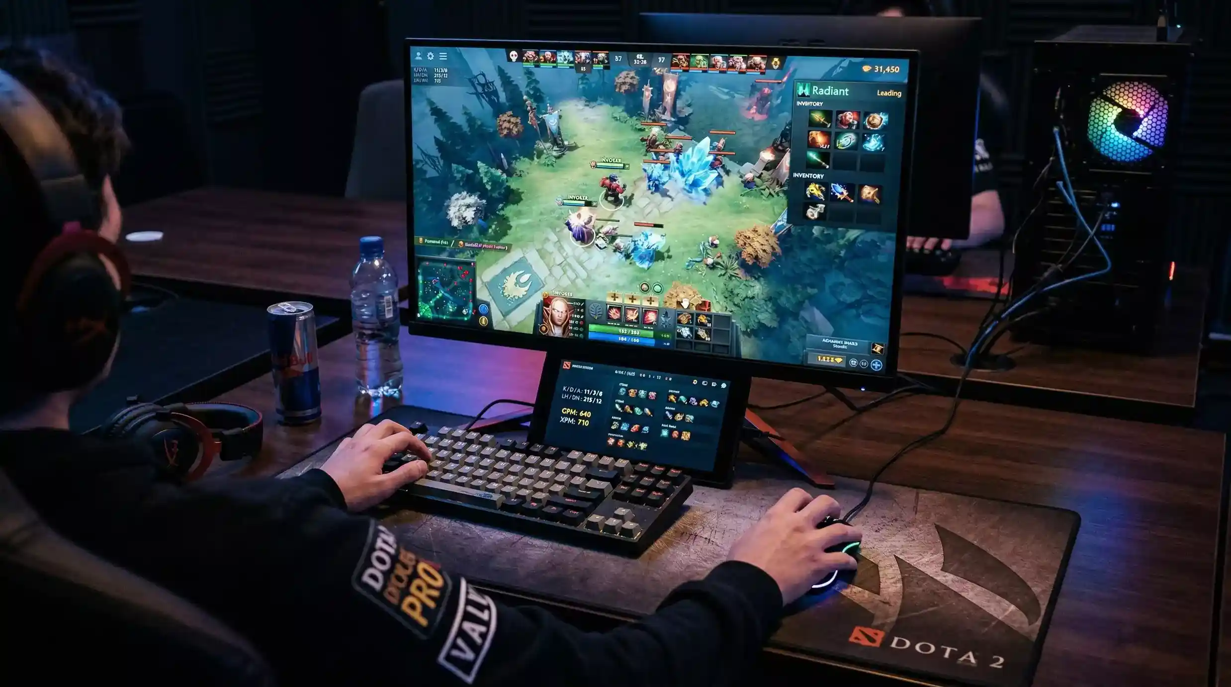 Interfaz de una partida profesional de Dota 2 mostrando el mapa, héroes y estadísticas en pantalla